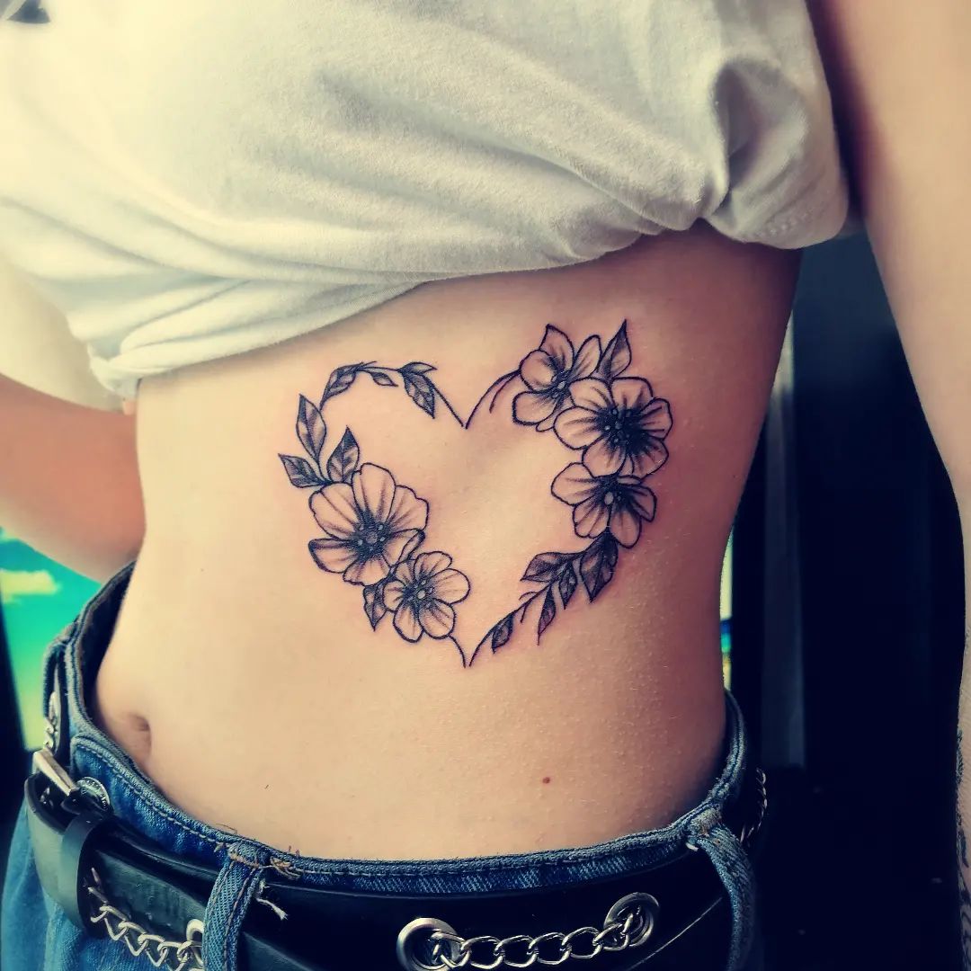 Costilla lateral, floral, corazón, tatuaje.