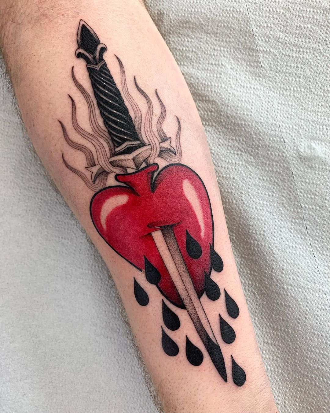 Daga y Tatuaje de Corazón
