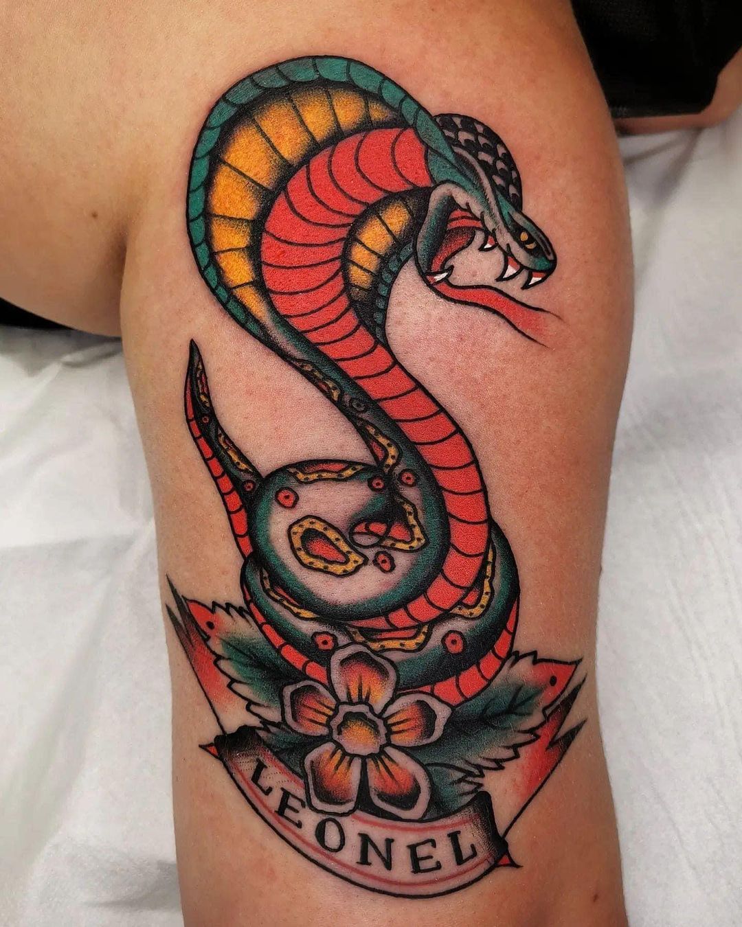 Diseño de tatuaje de serpiente verde brillante.