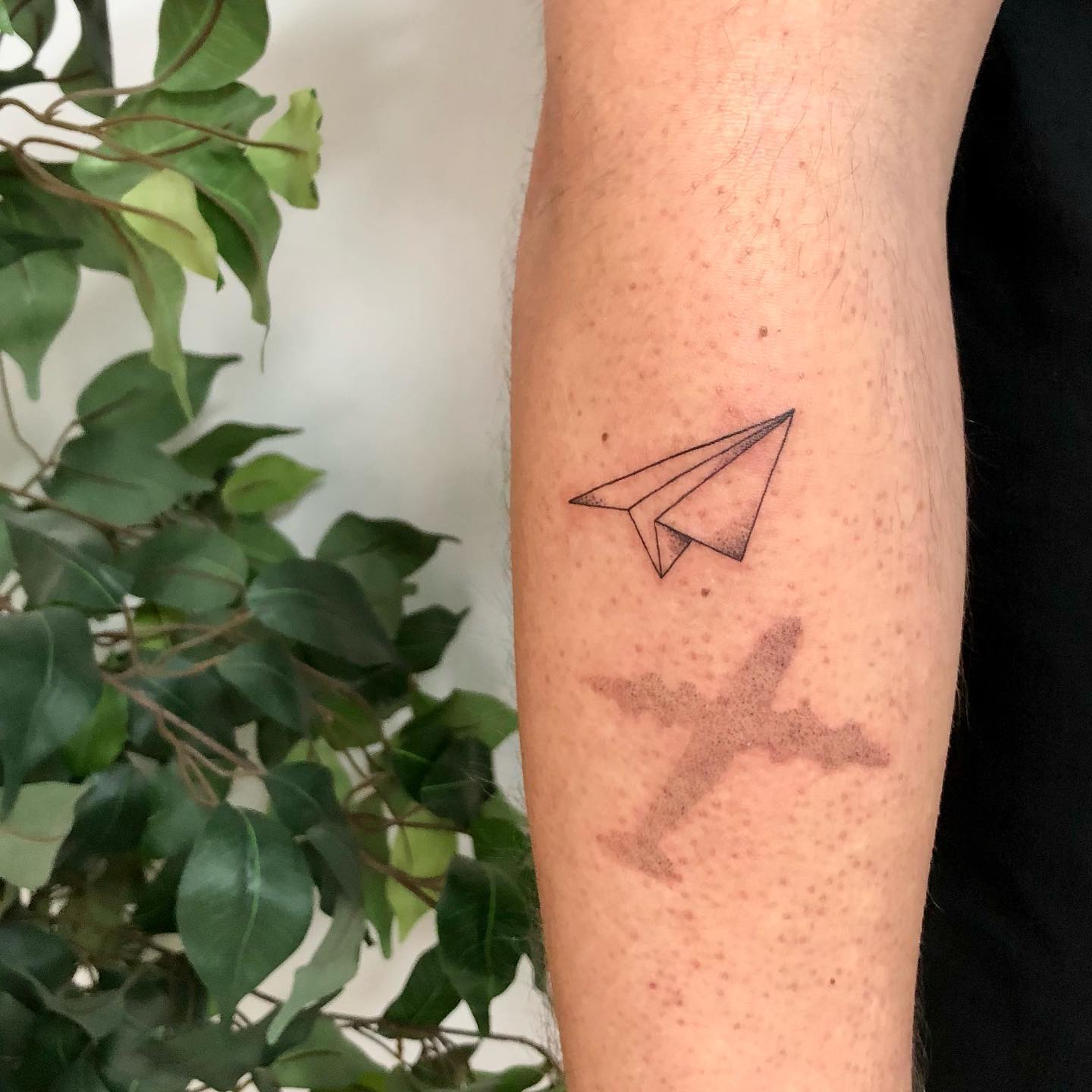 Dos ideas de tatuaje de avioncito de papel