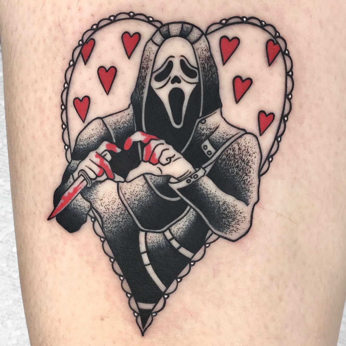 Fantasma y tatuaje de corazones