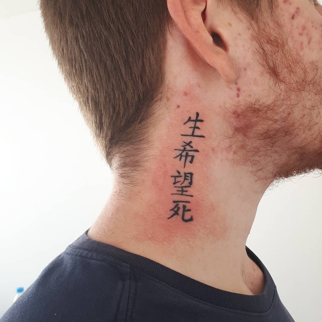 Increíble tatuaje chino detrás de la oreja