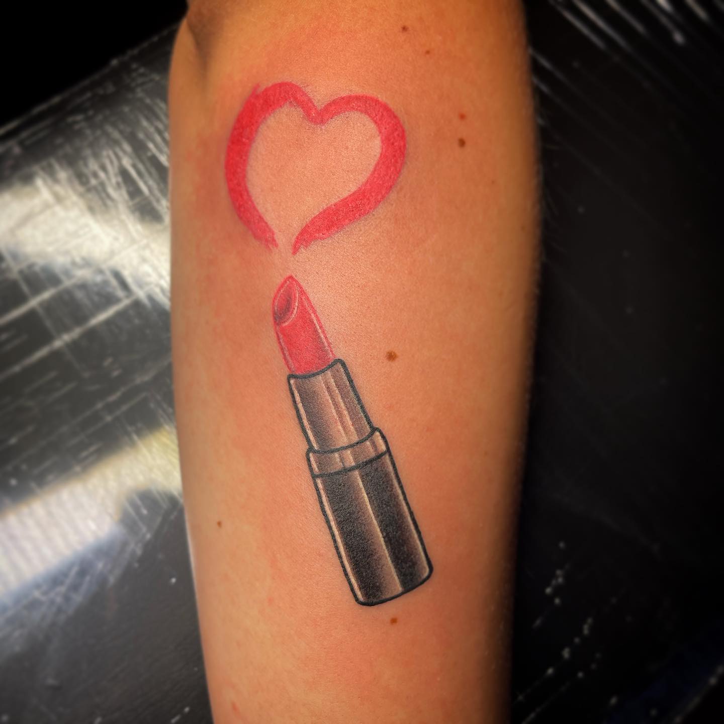 Lápiz labial rojo Tatuaje de corazón.