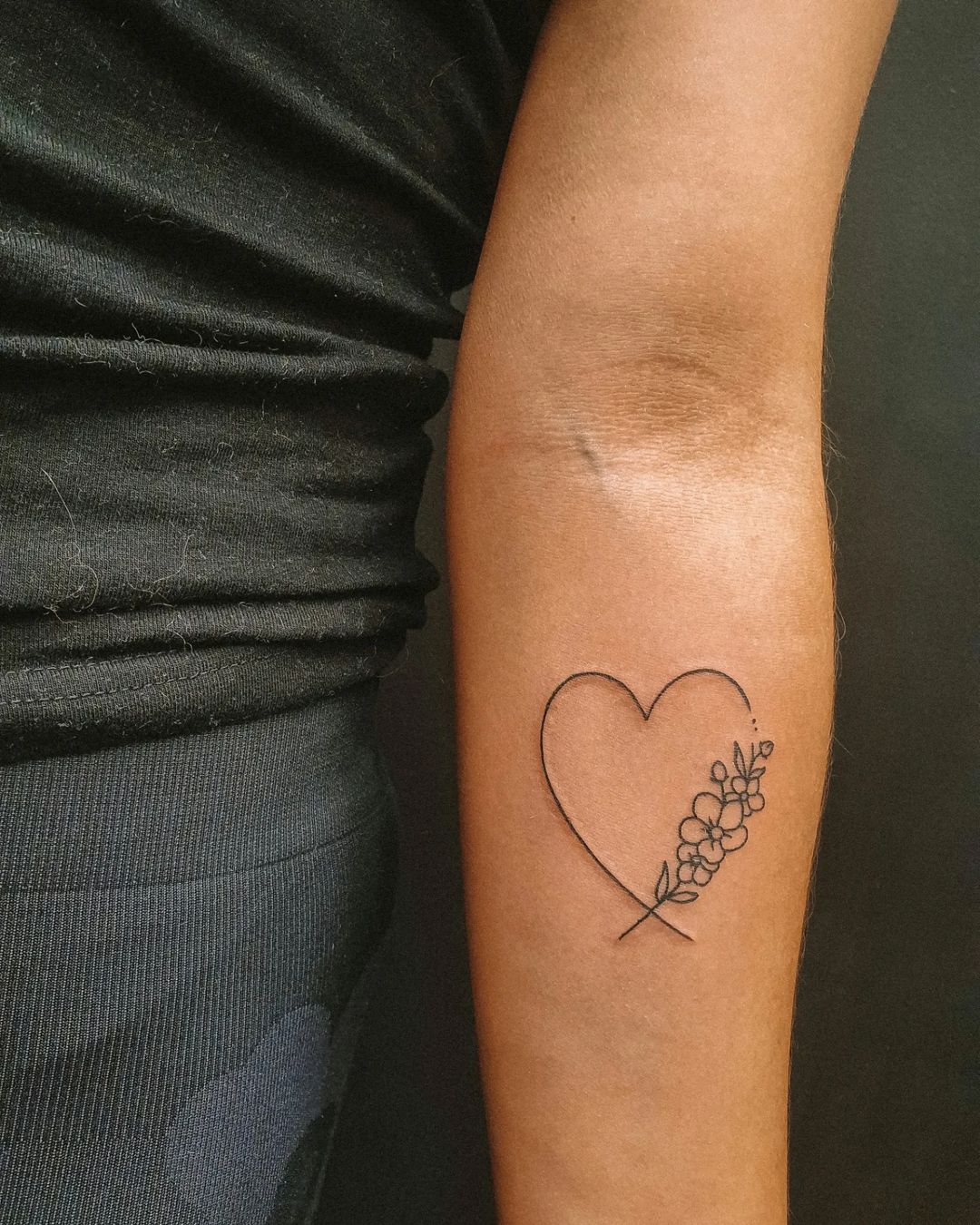 Línea Floral Tatuaje de Corazón