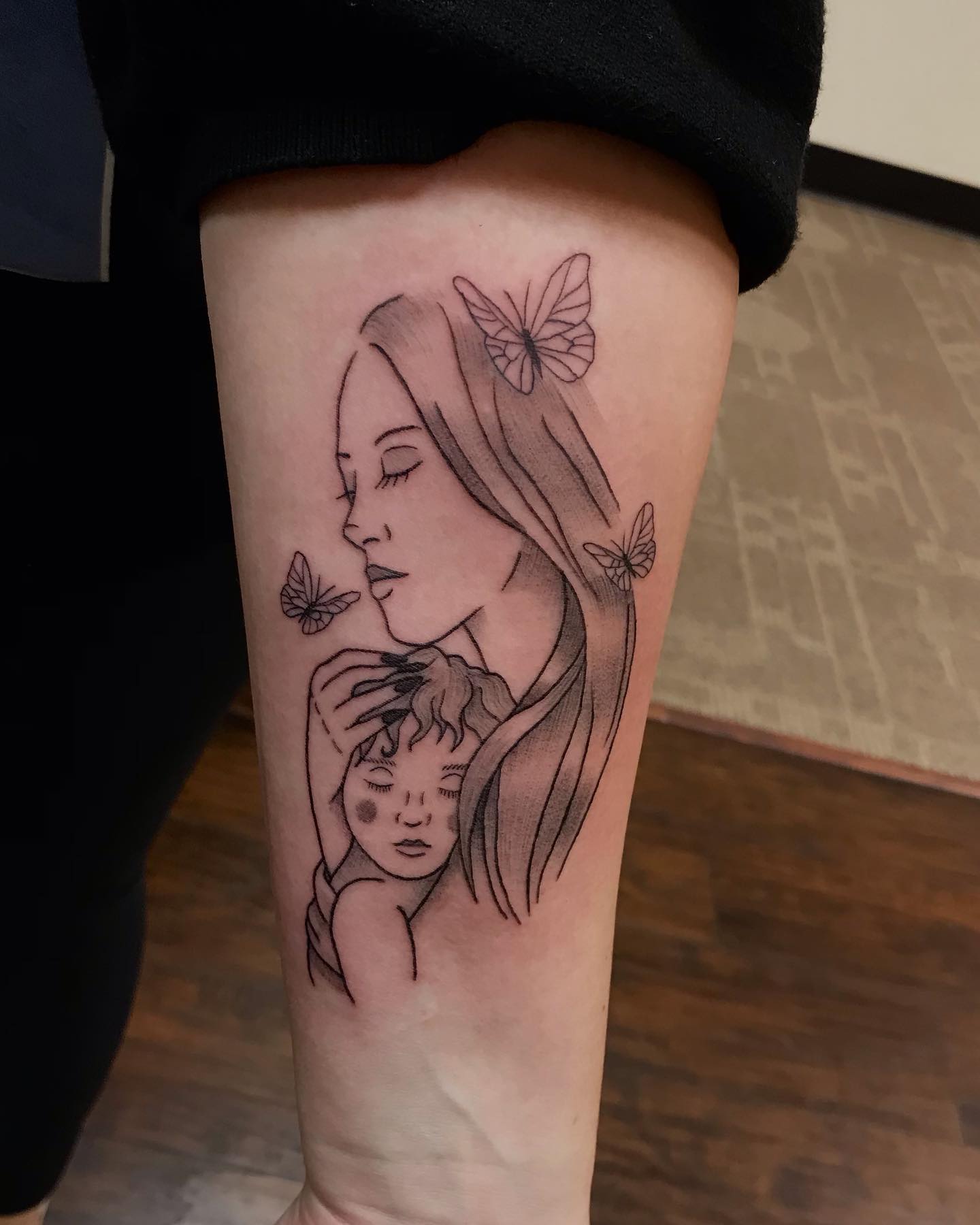 Retrato de madre e hija con tinta negra de tatuaje.