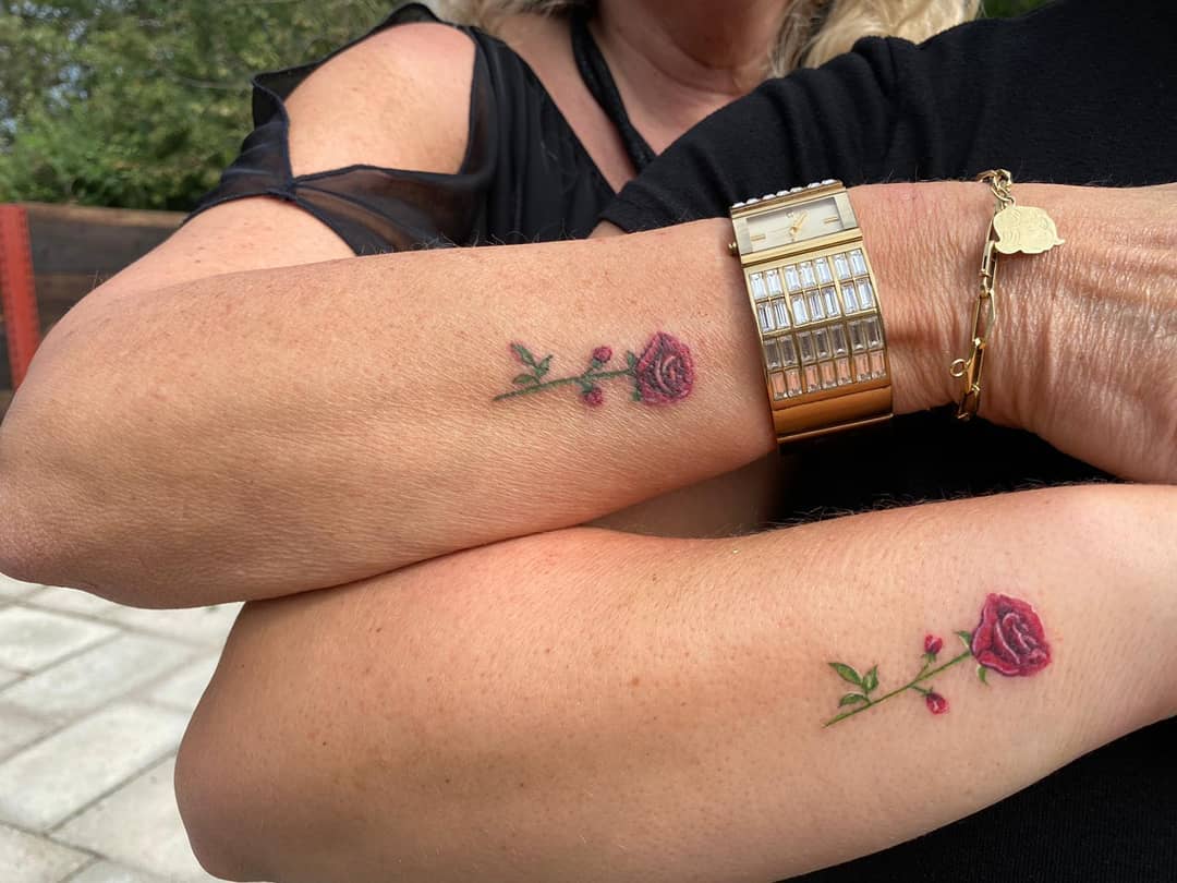 Tatuaje a juego de rosa madre e hija