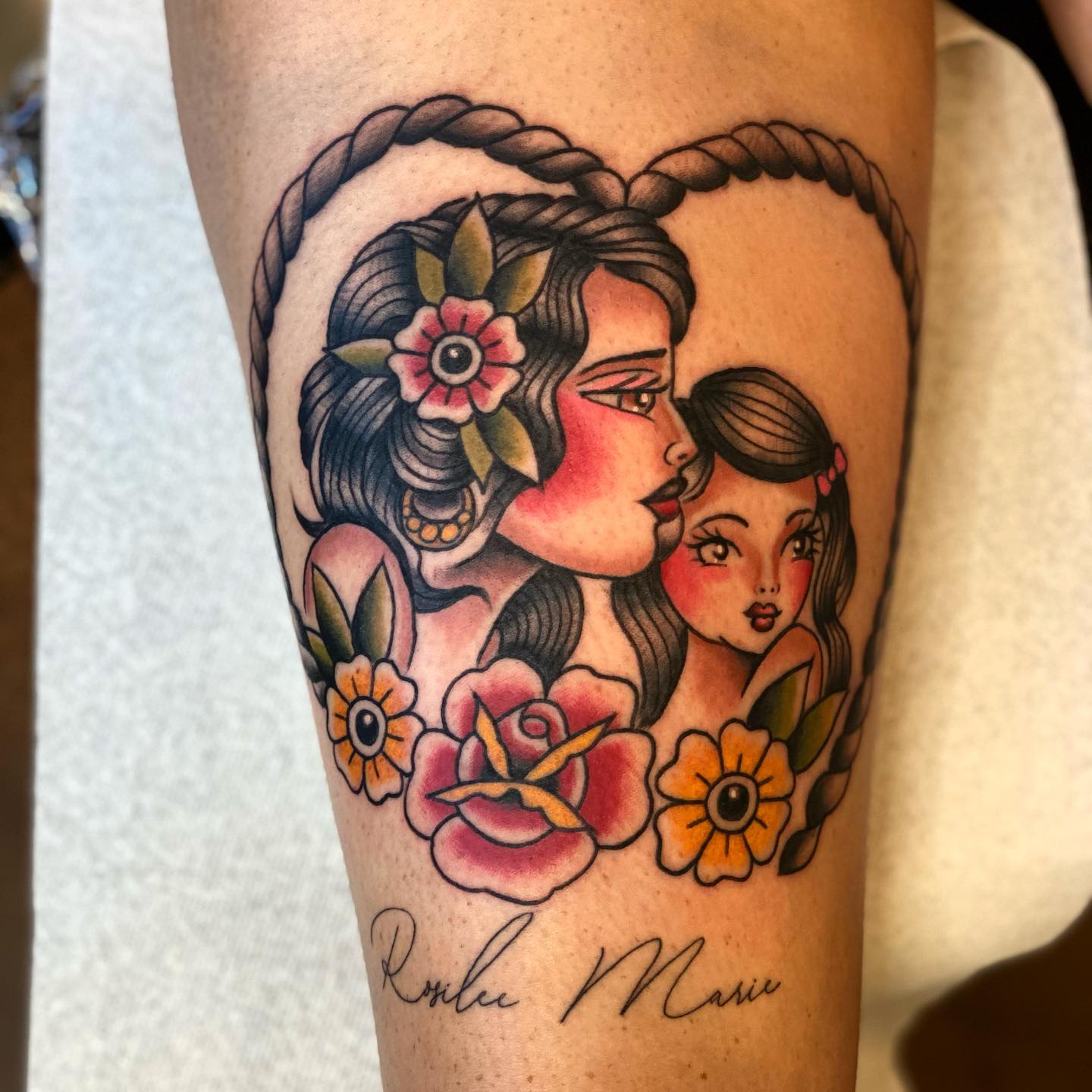 Tatuaje colorido de madre e hija