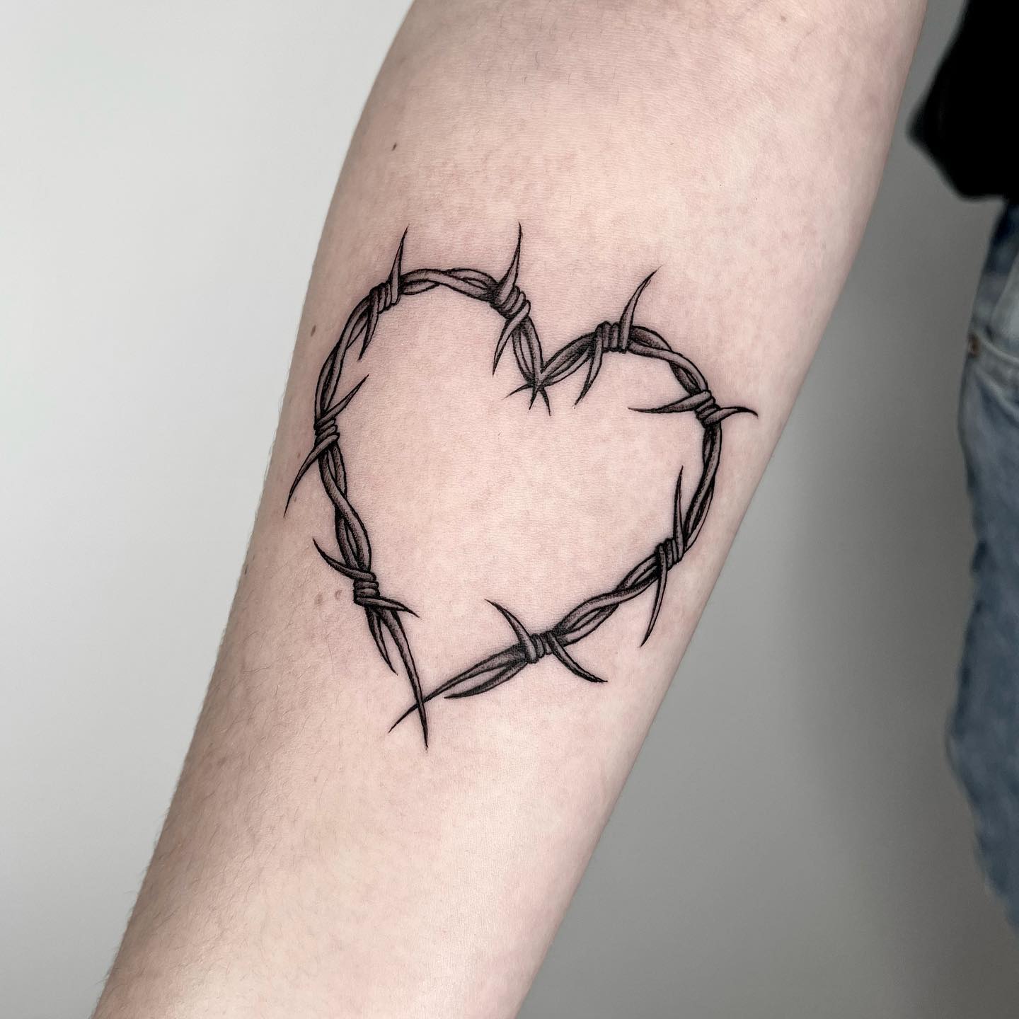 Tatuaje corazón de alambre de púas