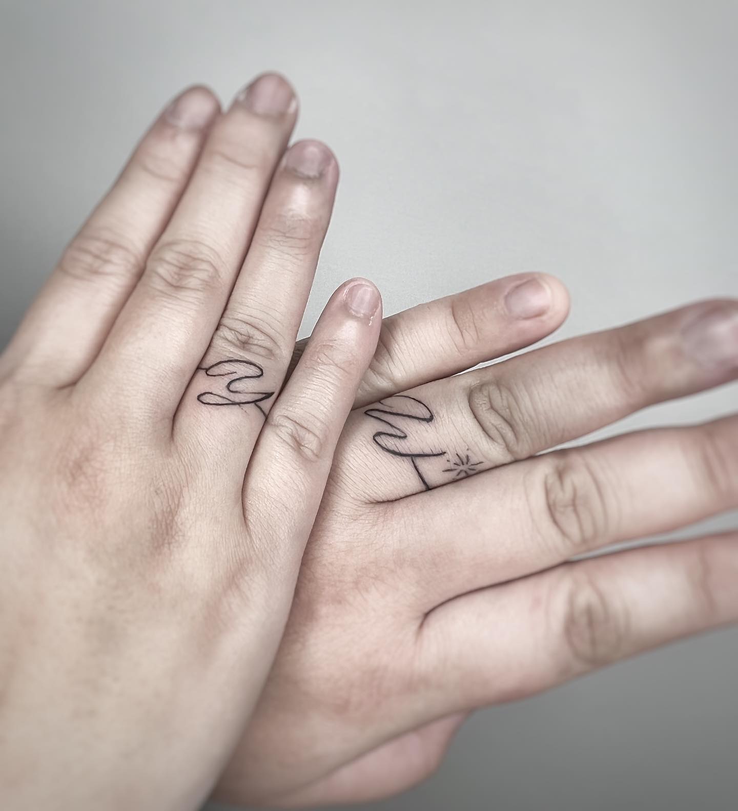 Tatuaje de anillo de boda a juego