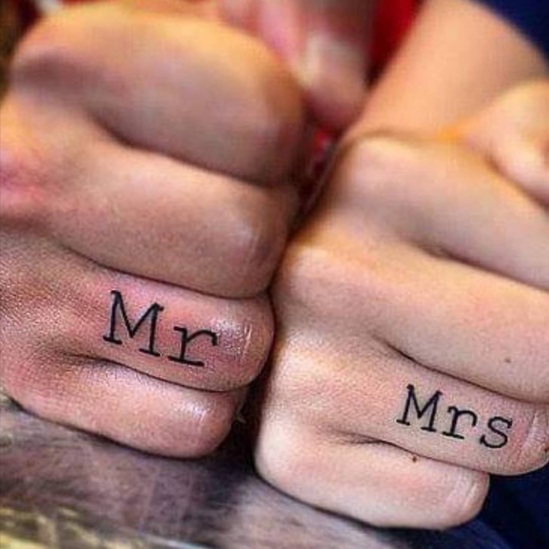 Tatuaje de anillo de bodas de Sr. y Sra.