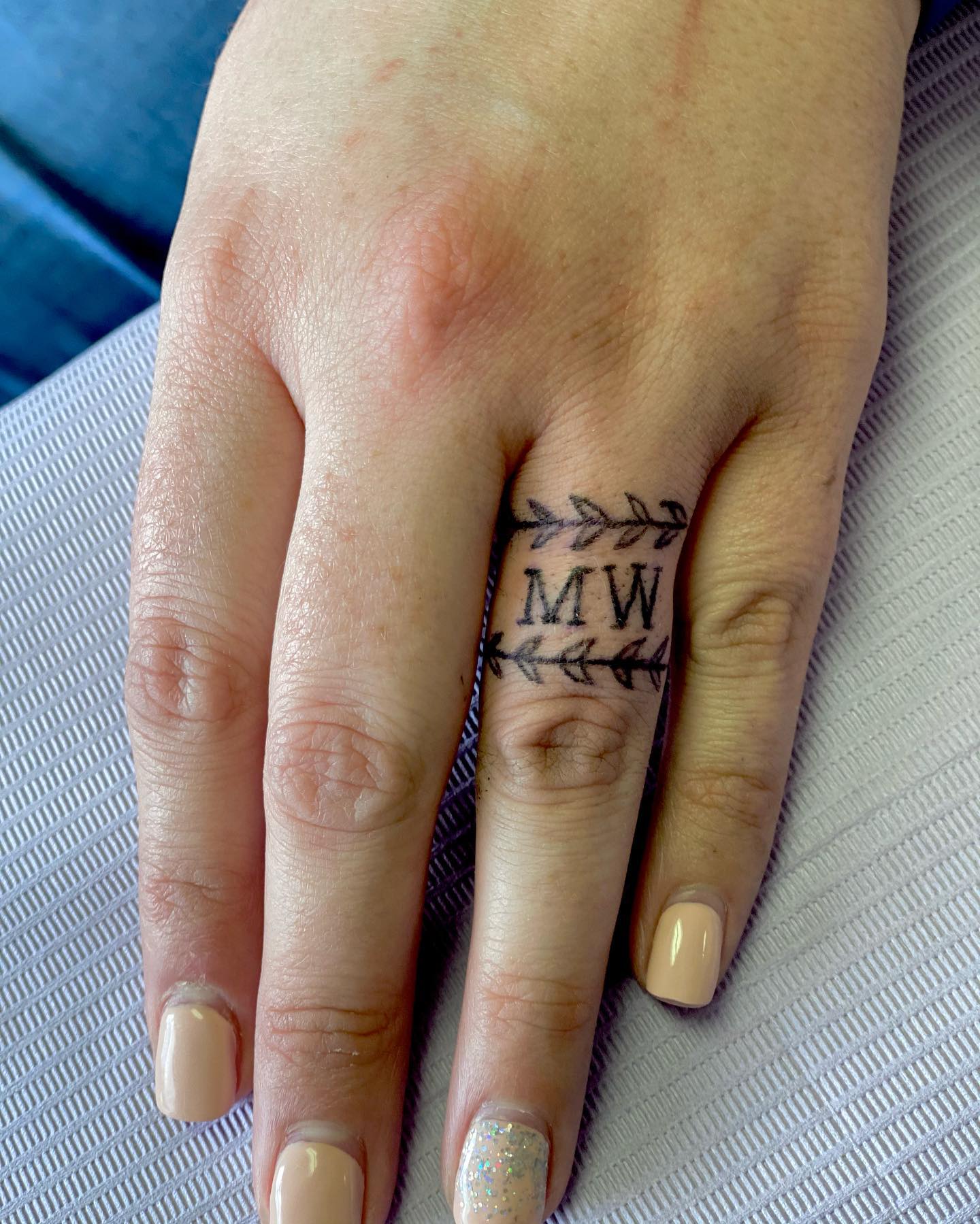 Tatuaje de anillo de bodas inicial