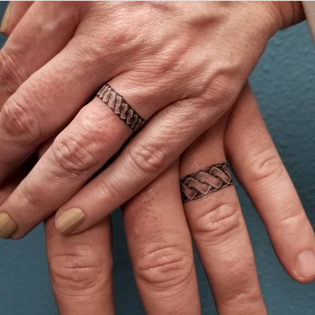 Tatuaje de anillo de bodas tribal