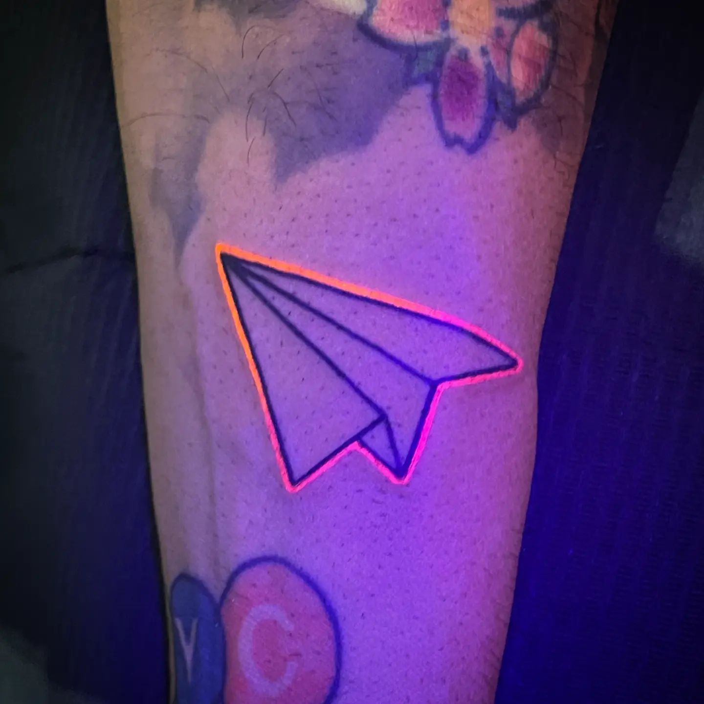 Tatuaje de Avión de Papel Arcoíris