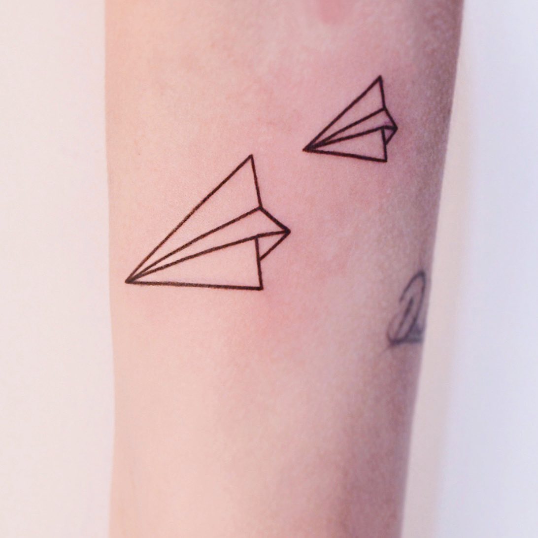 Tatuaje de avión de papel azul brillante