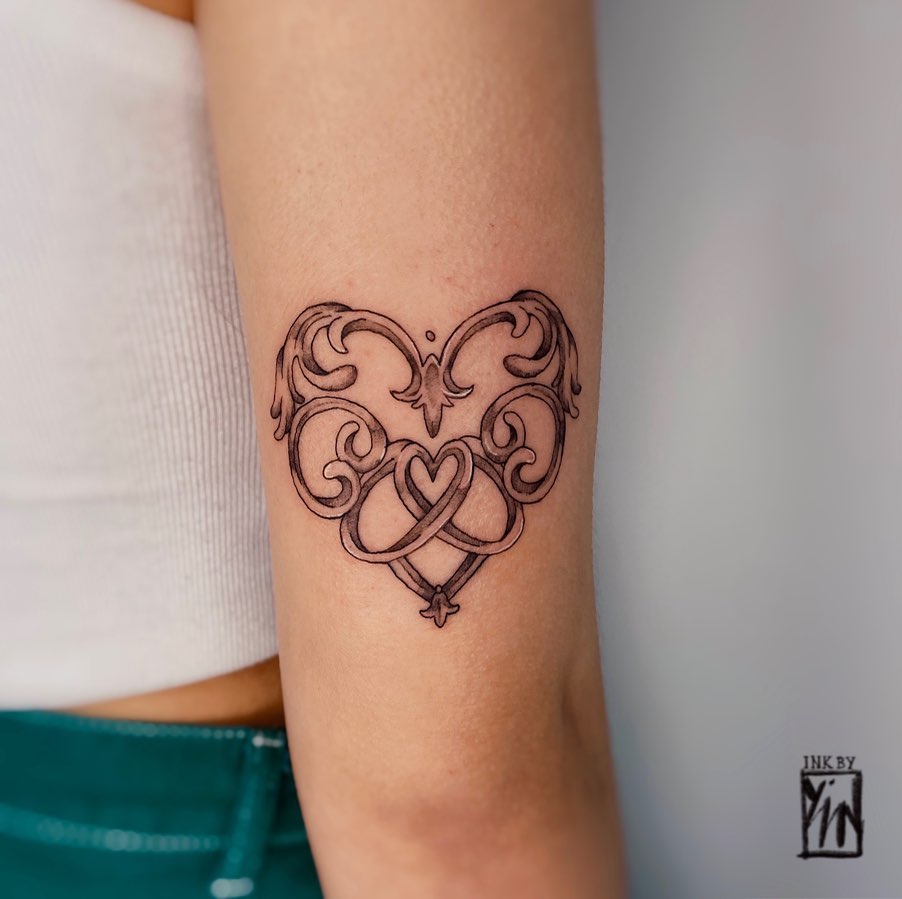 Tatuaje de Corazón Ornamental