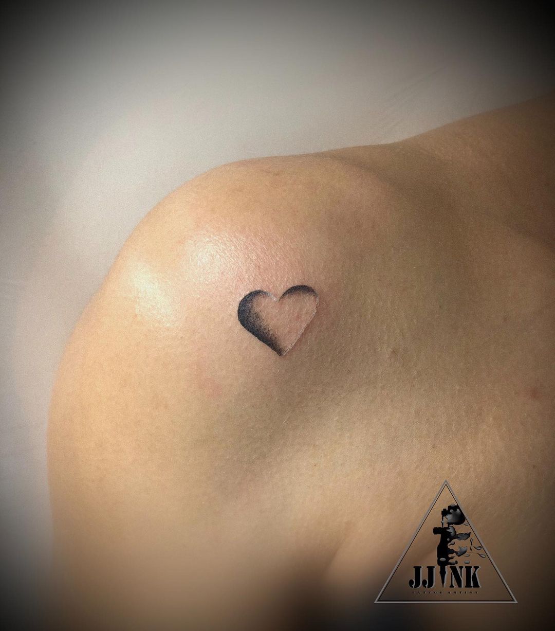 Tatuaje de corazón sombreado en el hombro