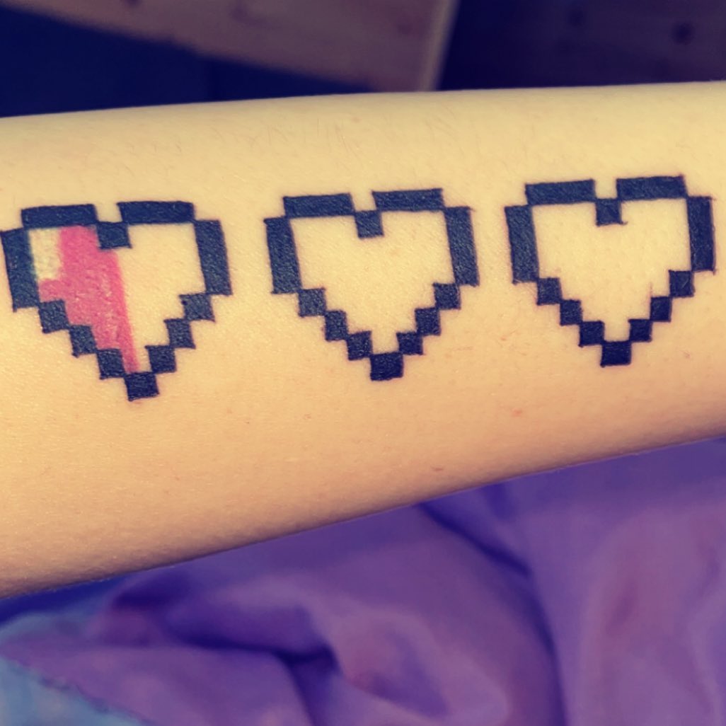 Tatuaje de Corazones Pixelados