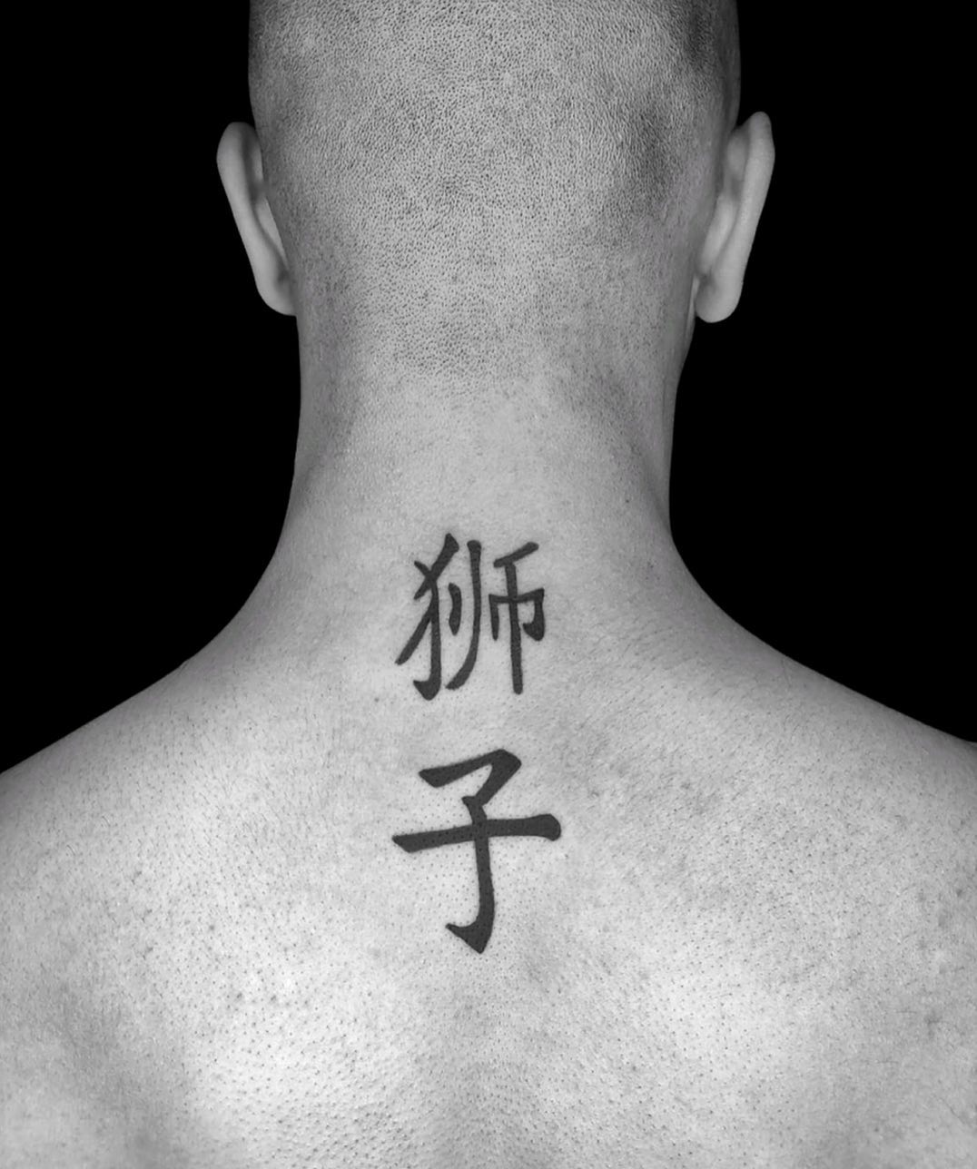 Tatuaje de león chino en la espalda.