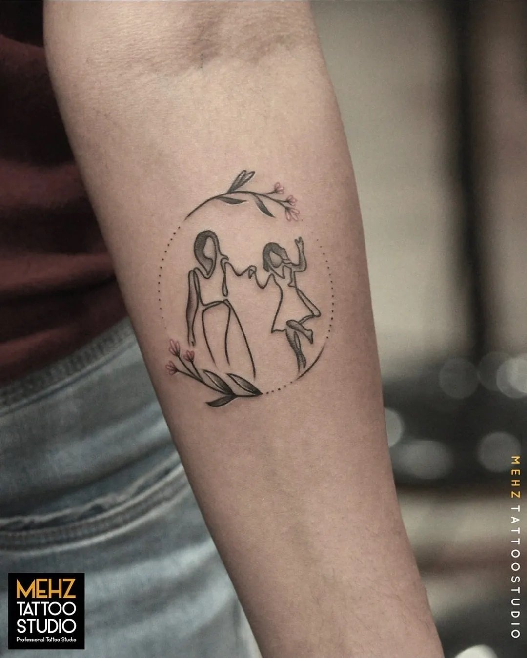 Tatuaje de madre e hija pequeño y sentimental