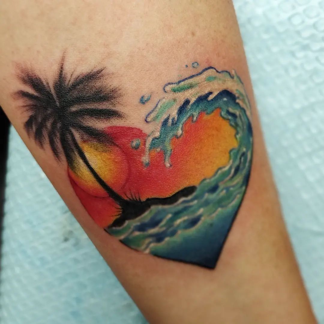 Tatuaje de ola salvaje colorido