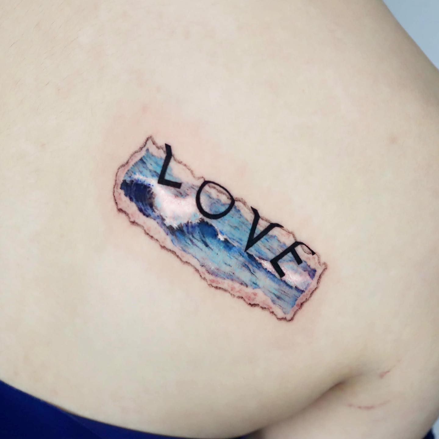 Tatuaje de olas brillantes azules