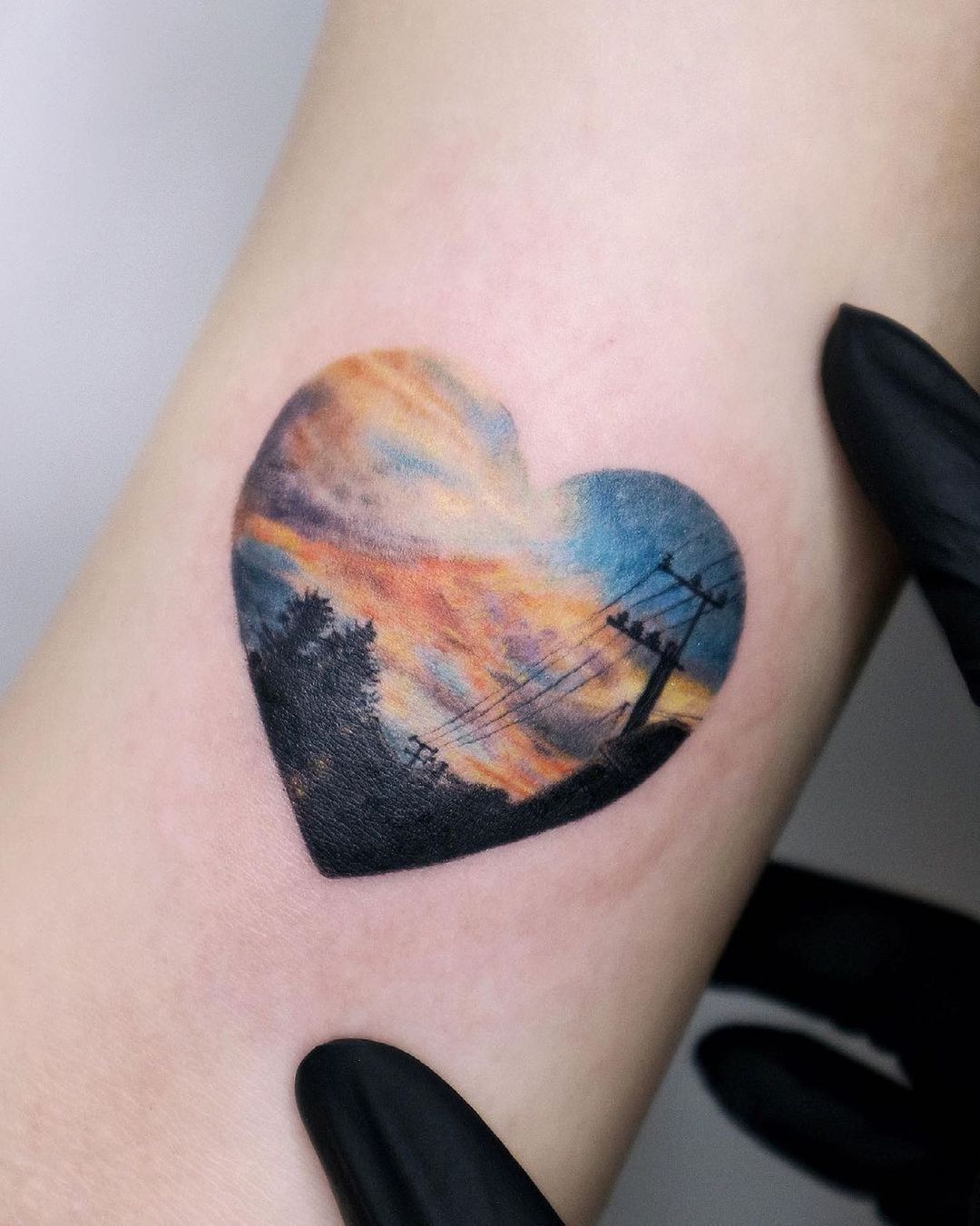 Tatuaje de paisaje en forma de corazón