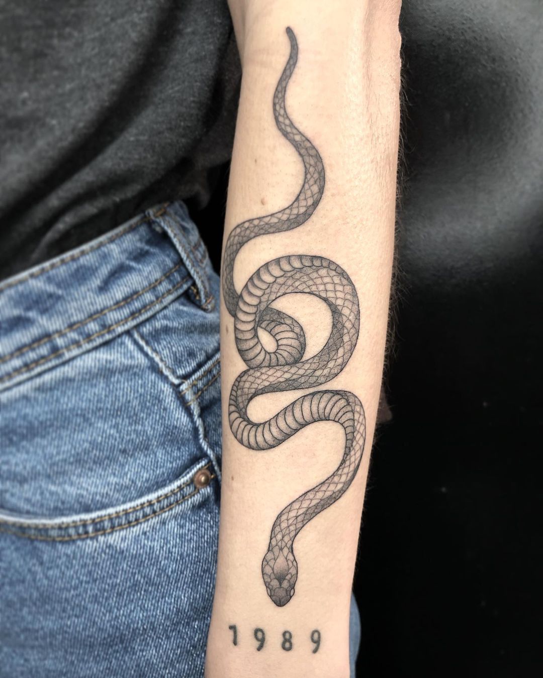 Tatuaje de Serpiente Azul Brillante y Amarillo