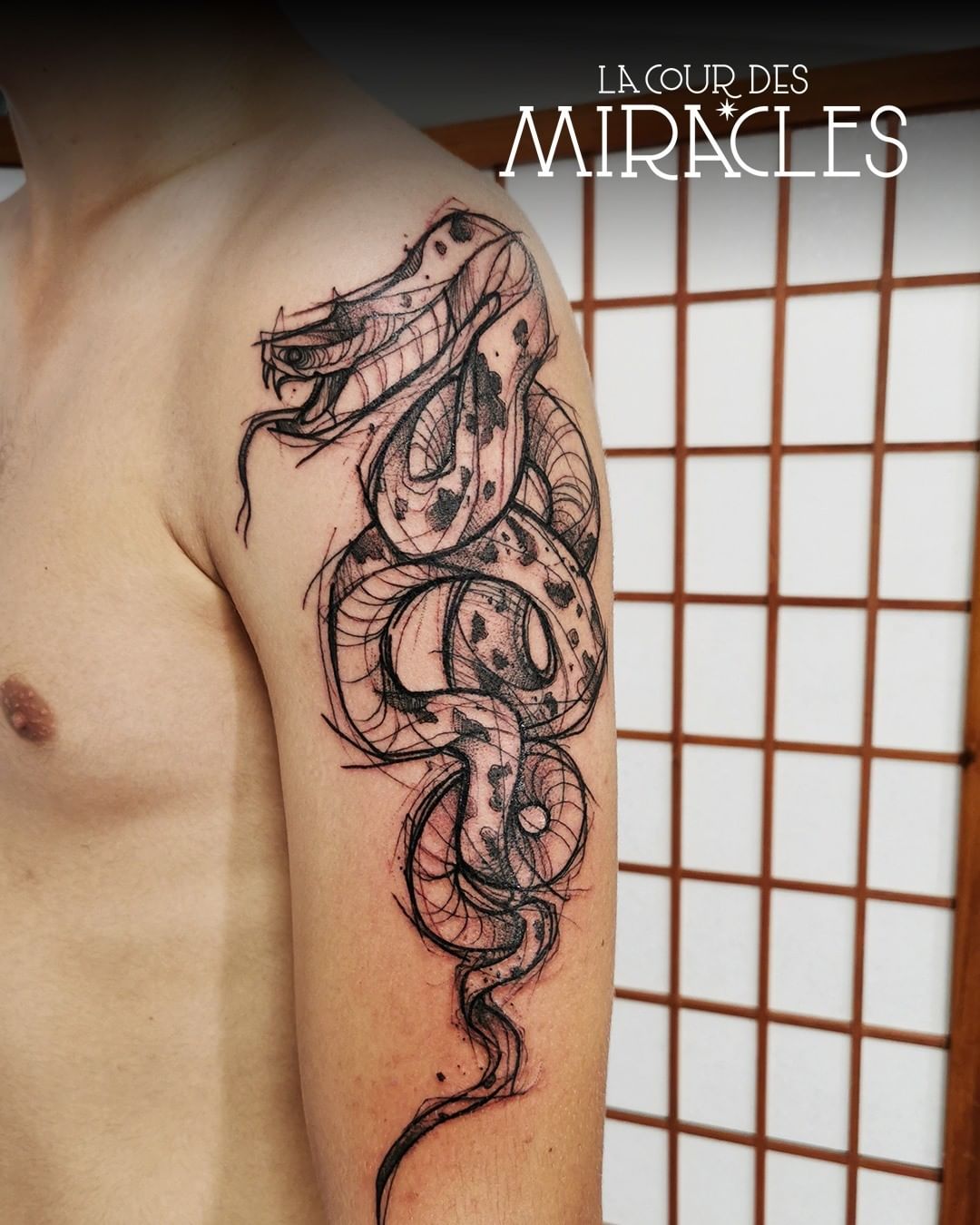 Tatuaje de serpiente con impresión de rosa