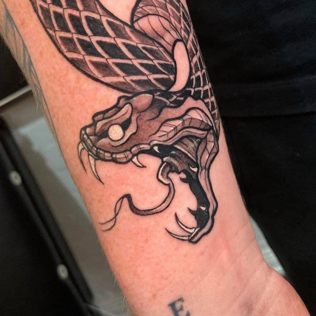 Tatuaje de Serpiente en el Antebrazo Diseño Aterrador