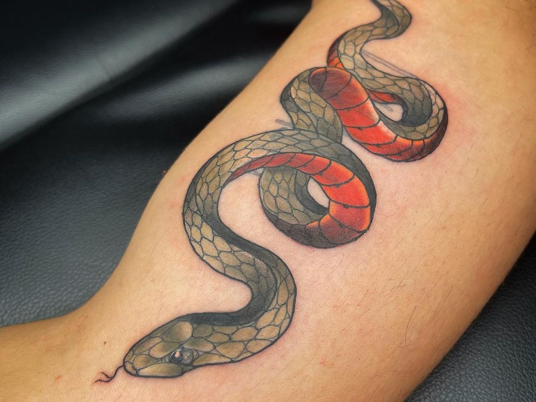 Tatuaje de serpiente en el hombro con tinta.