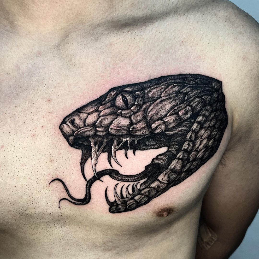 Tatuaje de serpiente negra con una espada