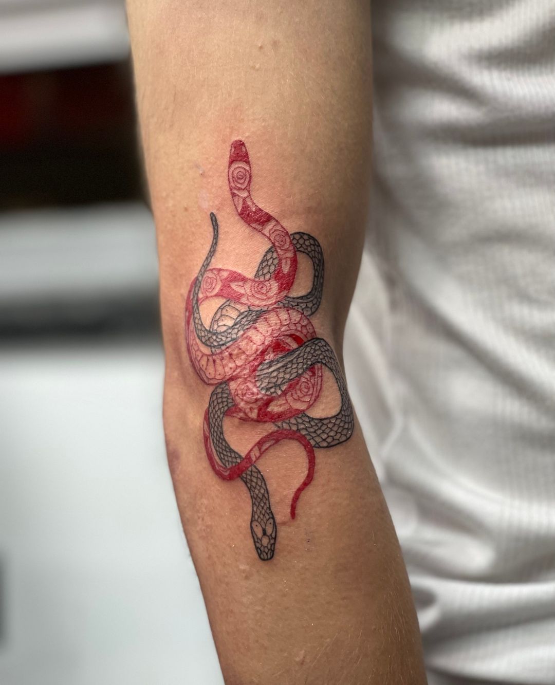Tatuaje de serpiente y una espada.