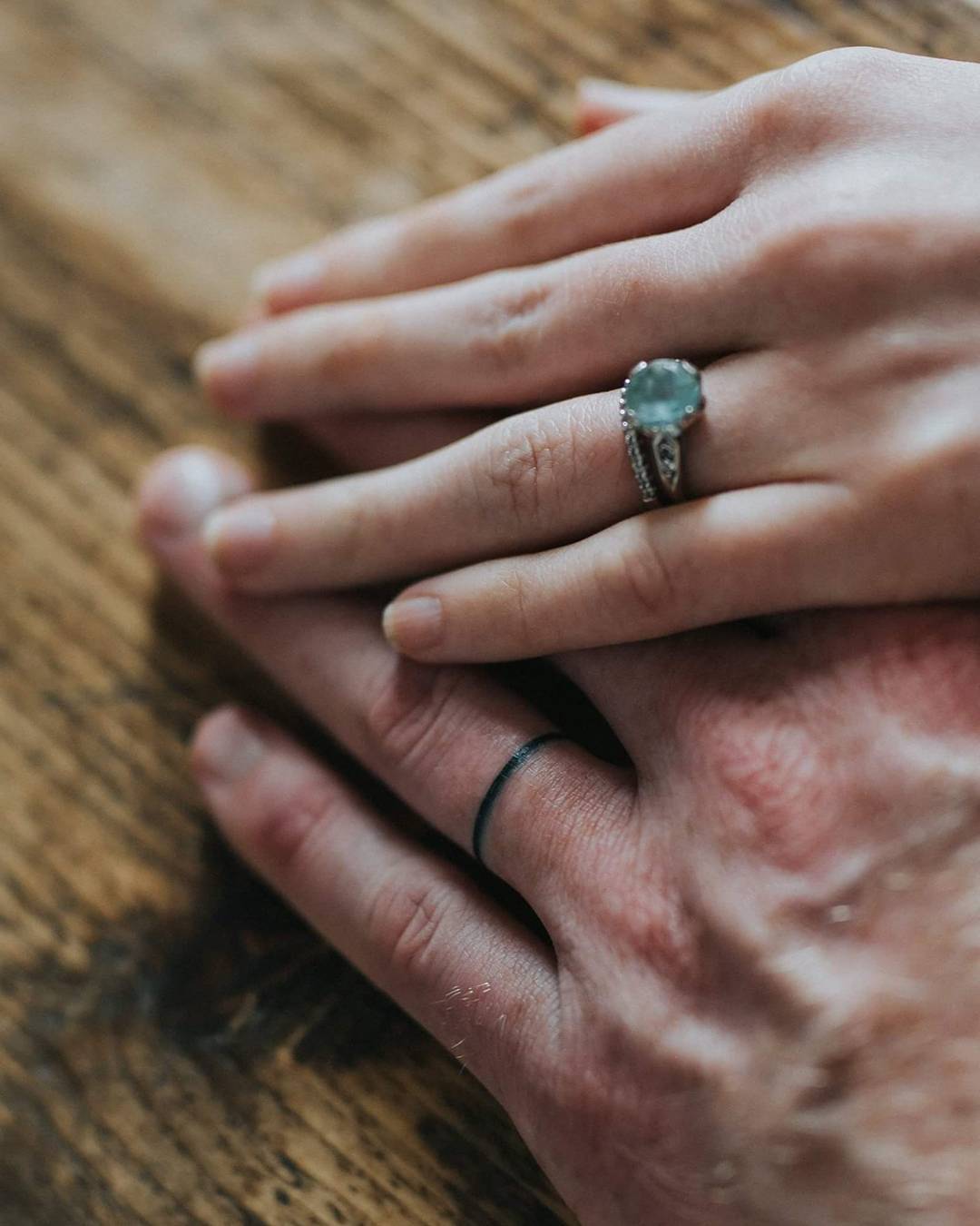 Tatuajes de anillos de boda y compromiso: 30 diseños de pareja