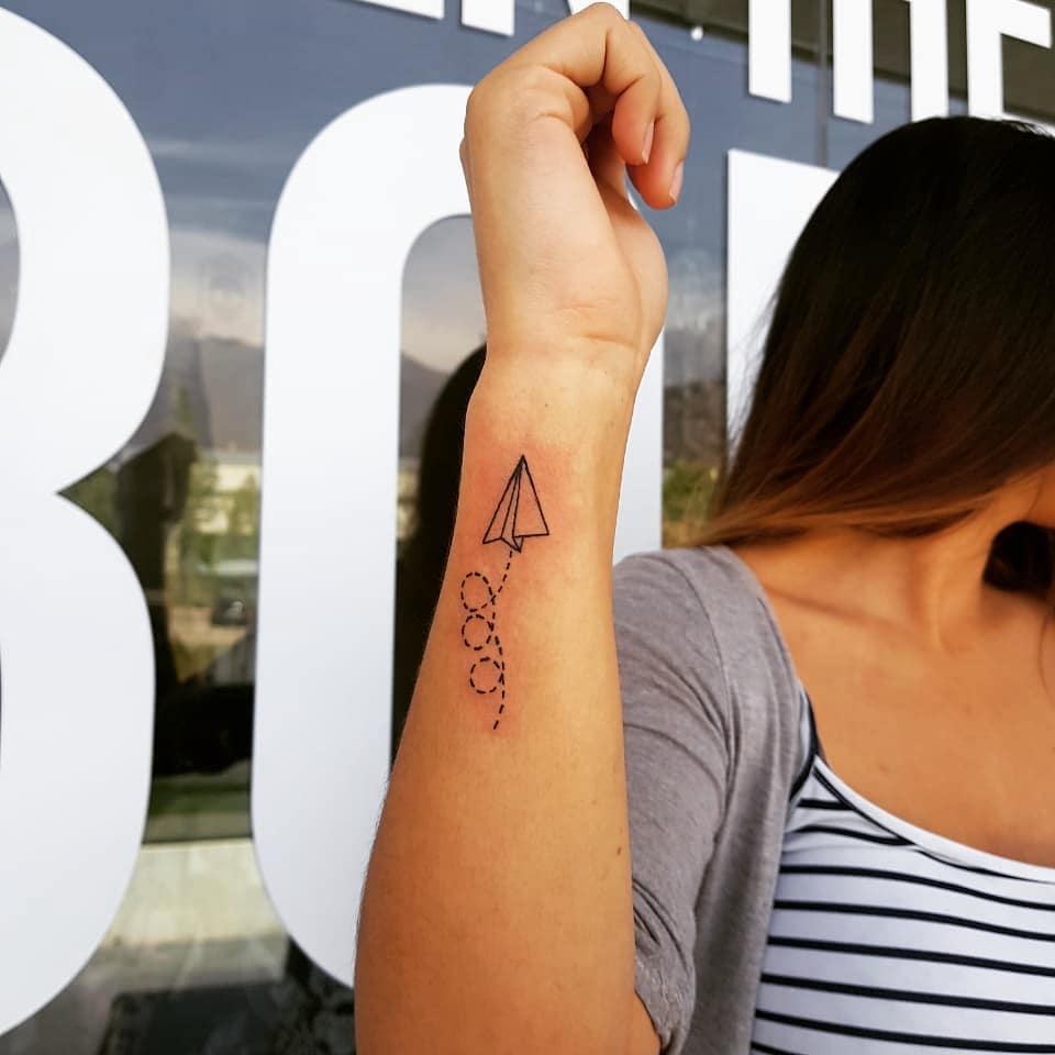 ¿Qué simboliza un tatuaje de avión de papel?