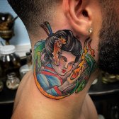 Tatuaje de cuello de geisha.
