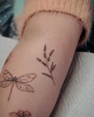 Tatuaje de libélula para mujeres.