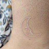 Tatuaje de Luna Creciente en tinta blanca