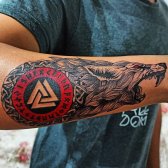 Tatuaje detallado del brazo de Fenrir.