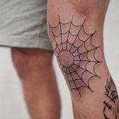 Tatuaje genial en la web de la rodilla