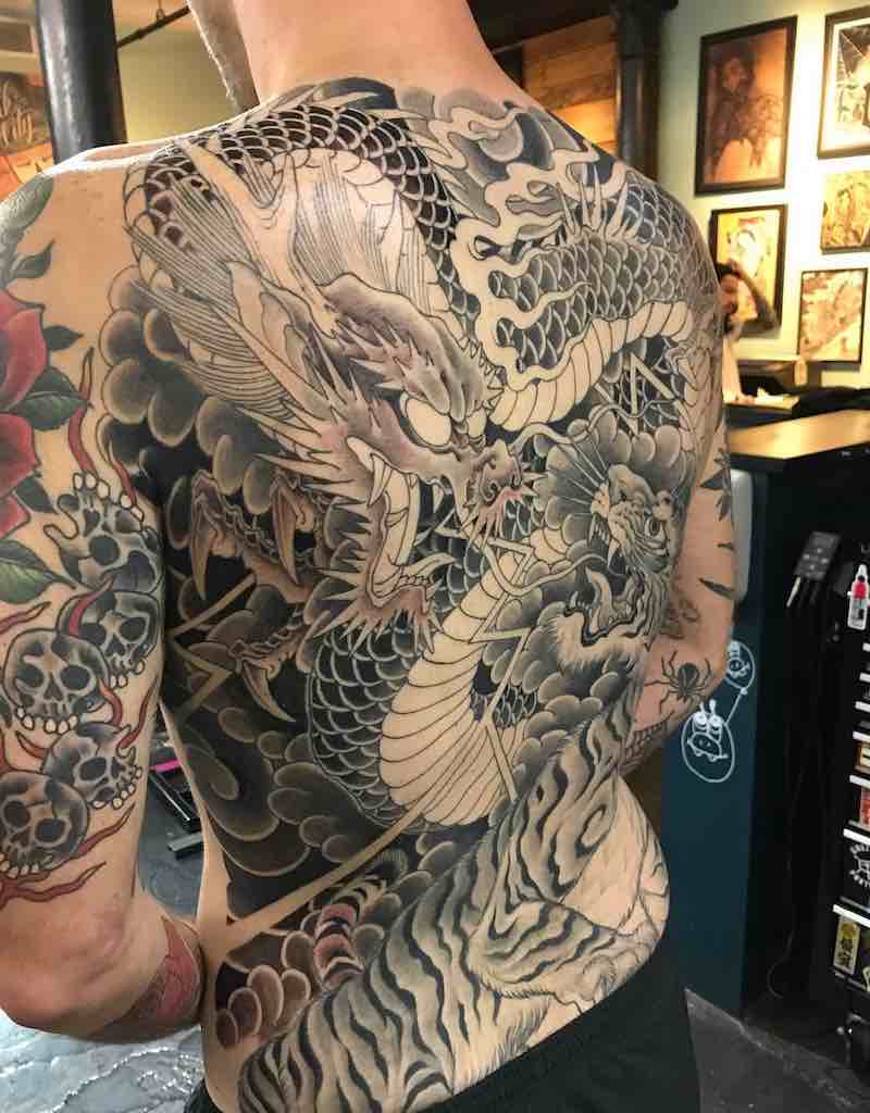 Una mujer con un tatuaje de dragón