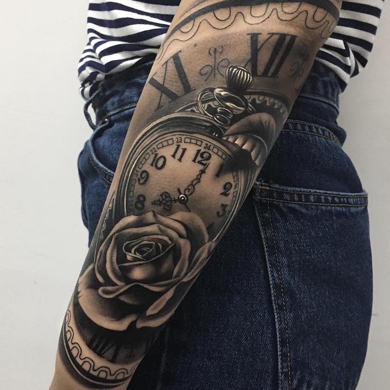 Mujer con un tatuaje de reloj