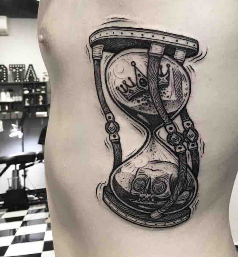 Tatuaje de reloj de arena para mujeres