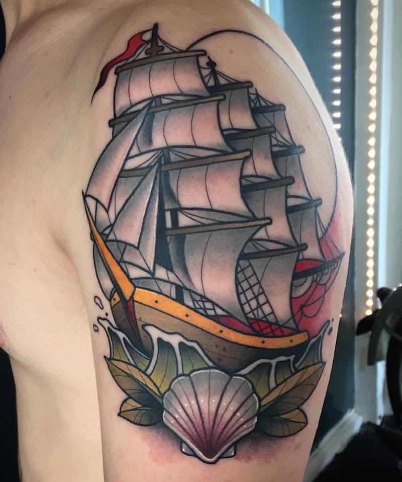 una persona con un tatuaje de barco