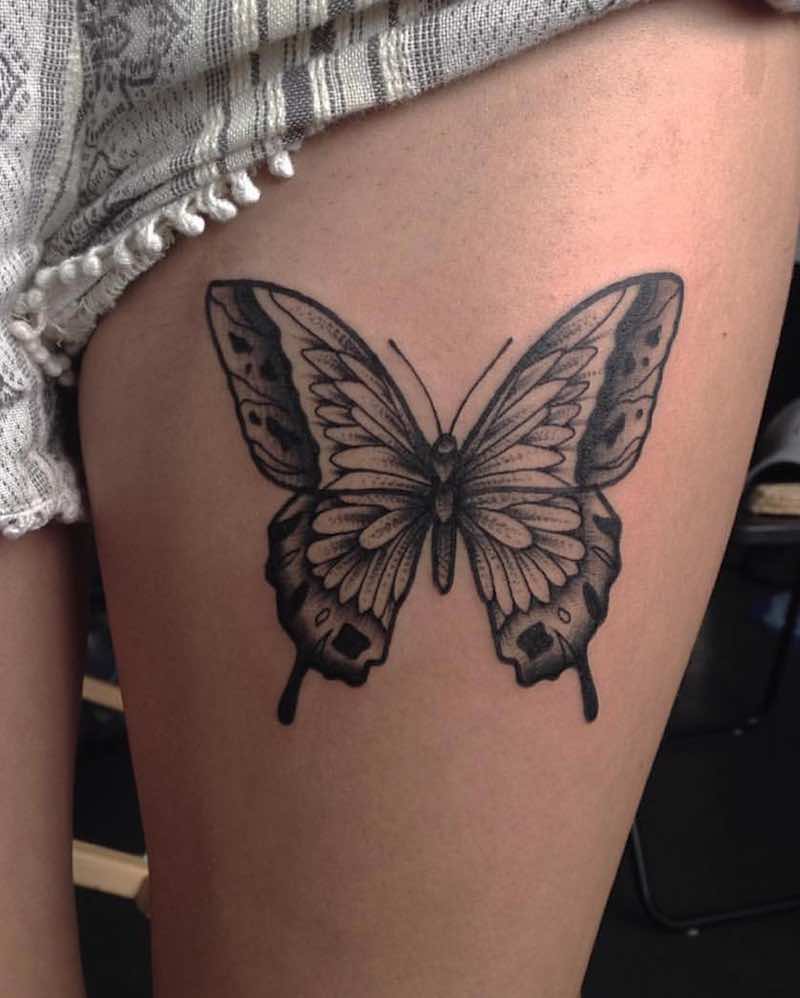 Mujer con tatuaje de mariposa