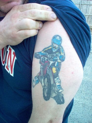 Diseño en el brazo de un motorista profesional.